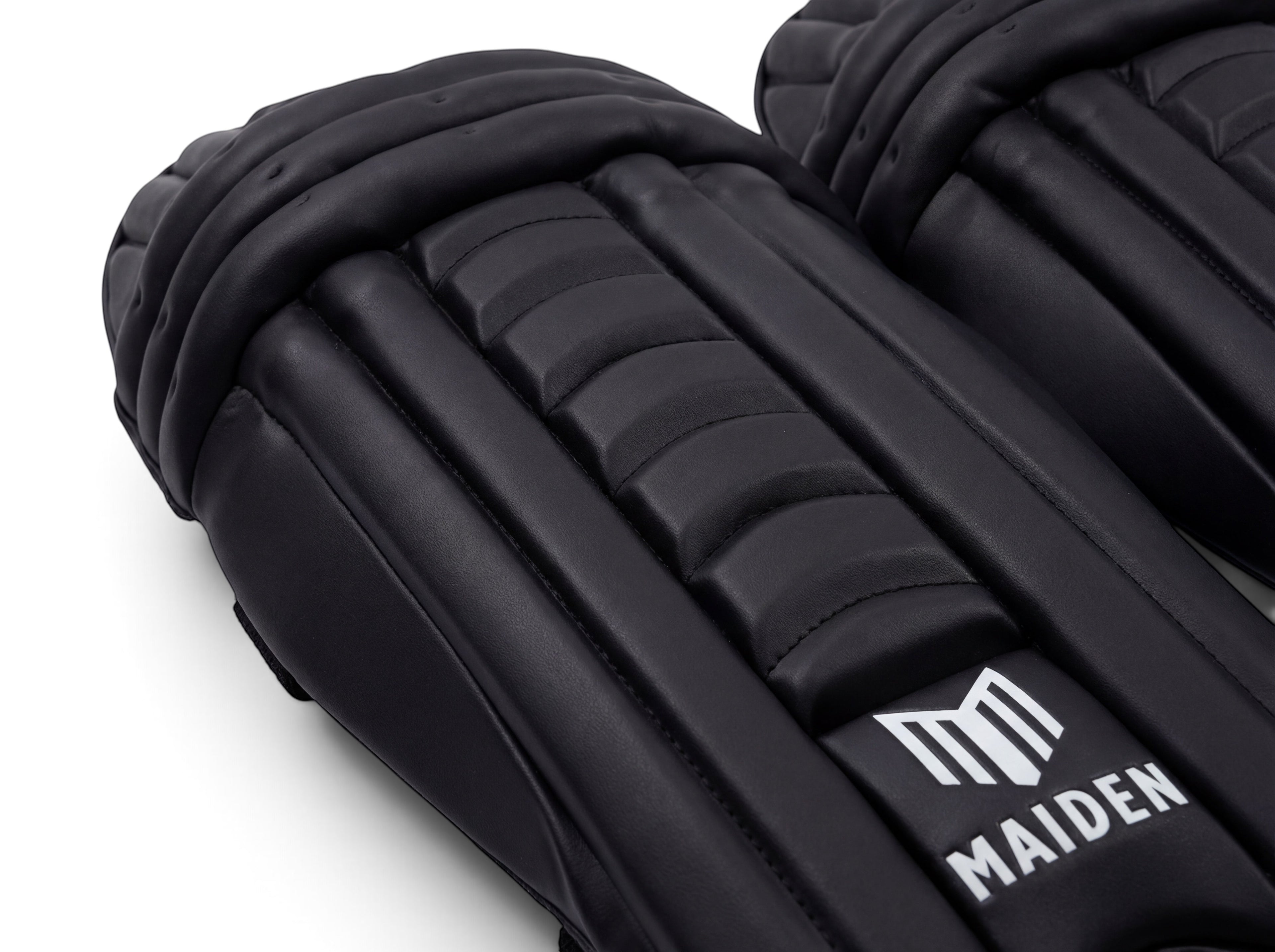 Maiden Cricket girls' black batting pads with ergonomic knee curve and lightweight high-impact protective armour