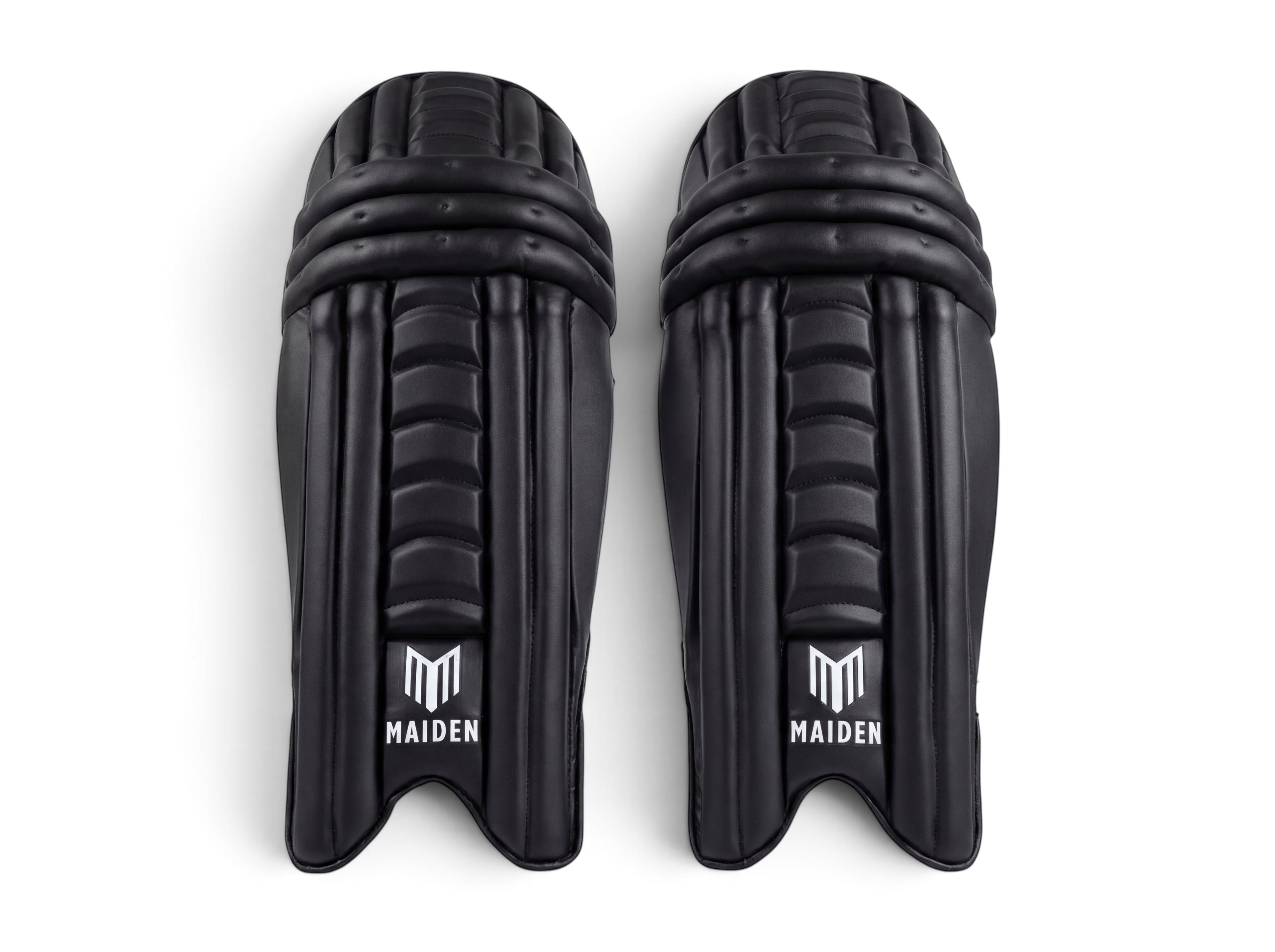 Maiden Cricket girls' black batting pads with ergonomic knee curve and lightweight high-impact protective armour