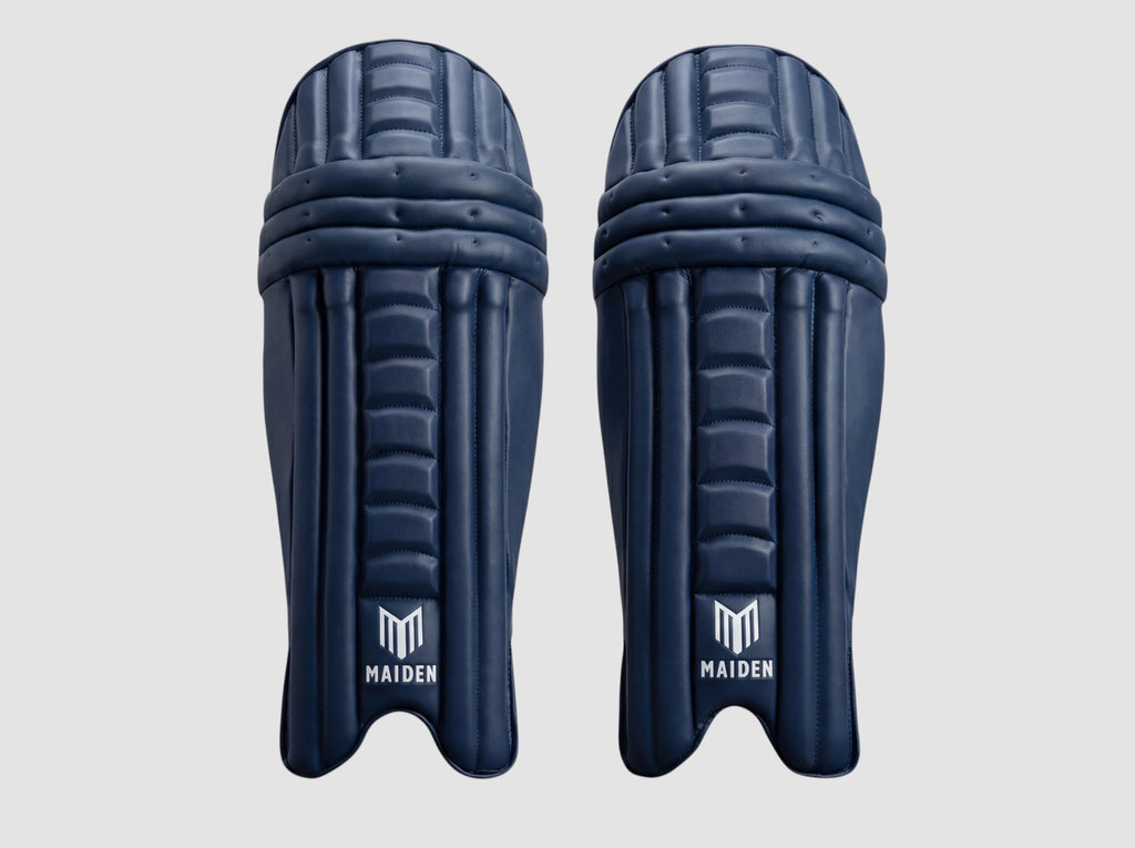 Maiden Cricket girls' navy batting pads with ergonomic knee curve and lightweight high-impact protection