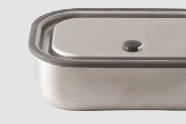 Maiden Cricket 1000ml stainless steel lunch box with a leakproof silicone-rimmed lid and vacuum seal valve